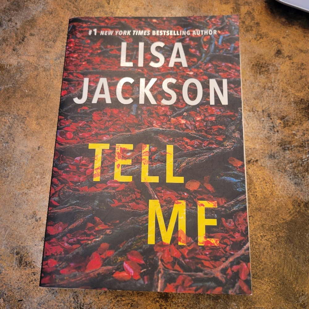 Lisa Jacksons Thriller Novel - 'Tell Me' GUC Paperback Book